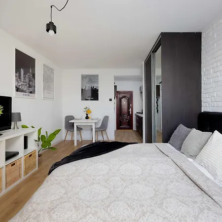 Comfortable For 2 People With An Ideal Location By Renters Lägenhet Warszawa